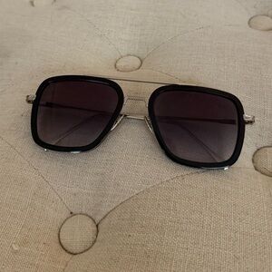 black aviator style sunglasses